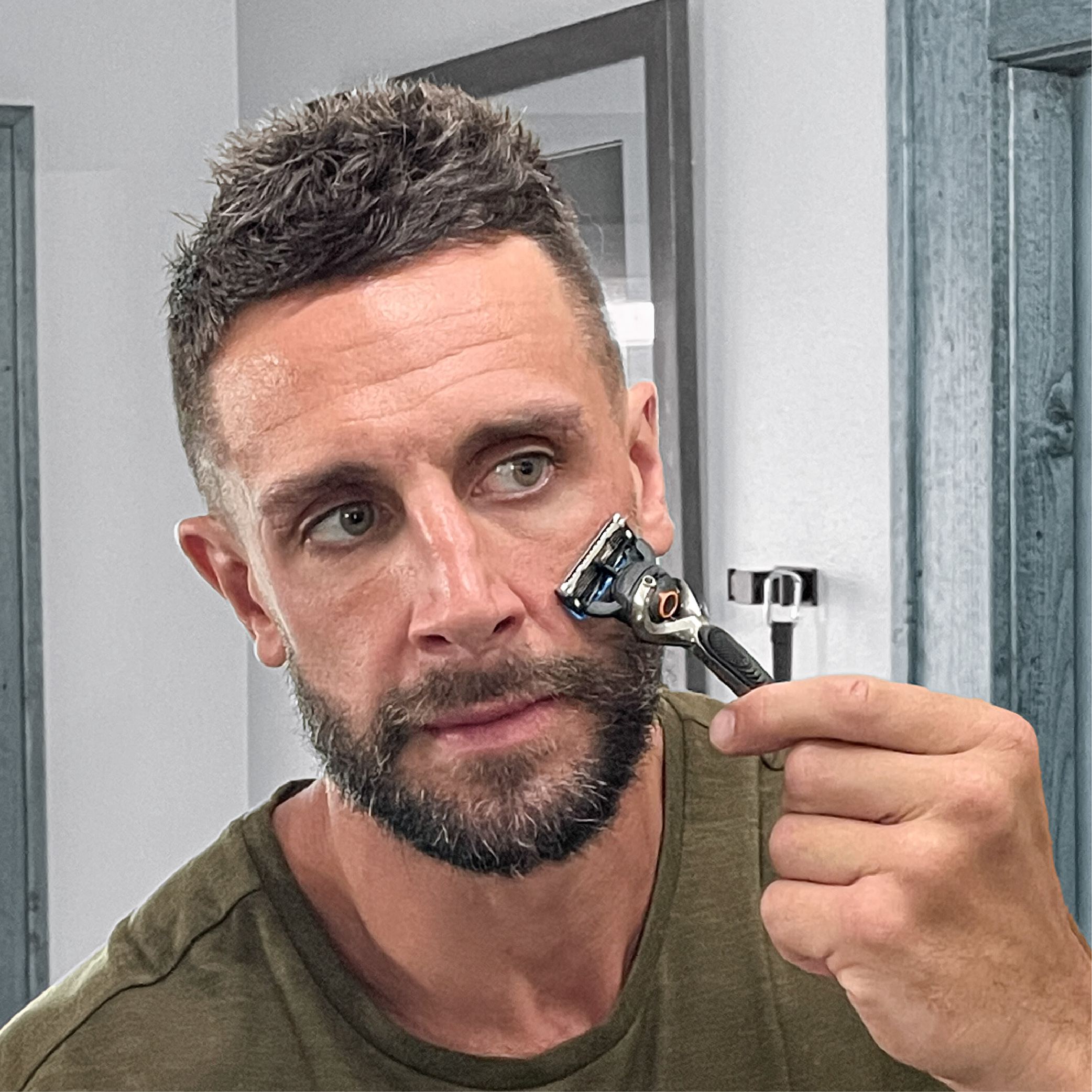 Voltsquare Wbw High Clear 4 Man shaving